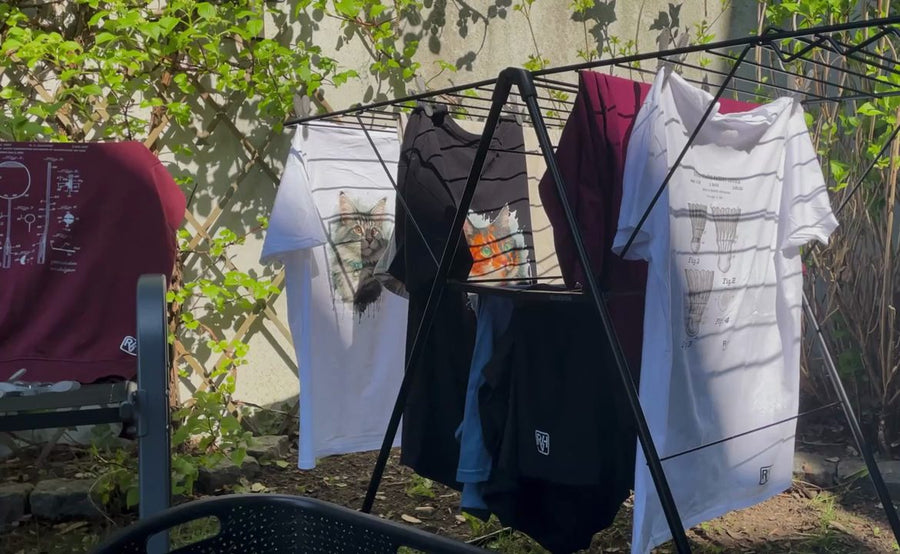 Vers bedrukte shirts aan het droogrek achter het atelier