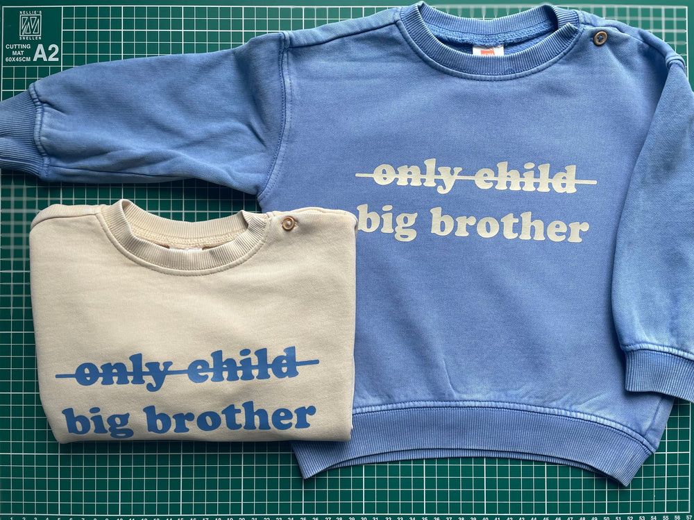 Twee kindersweaters met de opdruk only child, big brother, gemaakt in ons atelier